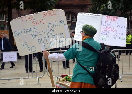 Neil Horan, talvolta chiamato Grand Prix sacerdote o la danza di sacerdote, un Irlandese laicised prete cattolico al di fuori del congresso del Partito conservatore, 2019, Manchester, UK, il giorno 3. Signor Horan porta cartelloni suggerendo la Bibbia appoggia Brexit e Cristo ha inviato Boris Johnson e Nigel Farage per ottenere il regno unito al di fuori dell'UE. Foto Stock