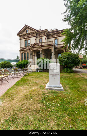 Meeker Mansion (costruito nel 1886 in stile vittoriano) e il paesaggio in Puyallup, Washington. Questa vista mostra la vecchia Oregon Trail marker. Foto Stock