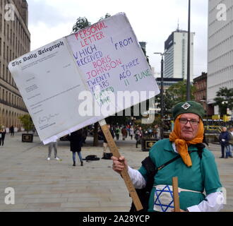 Neil Horan, talvolta chiamato Grand Prix sacerdote o la danza di sacerdote, un Irlandese laicised prete cattolico al di fuori del congresso del Partito conservatore, 2019, Manchester, UK, il giorno 3. Signor Horan porta cartelloni suggerendo la Bibbia appoggia Brexit e Cristo ha inviato Boris Johnson e Nigel Farage per ottenere il regno unito al di fuori dell'UE. Foto Stock