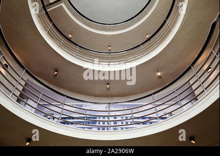 La scala a chiocciola in Art Deco Midland Hotel a Morecambe Foto Stock