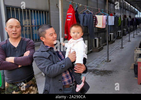 Cina Hangzhou lavorando i migranti provenienti dai villaggi a lavorare nella grande città dormire in un contenitore con dieci persone in una stanza. I visitatori con un baby cam Foto Stock