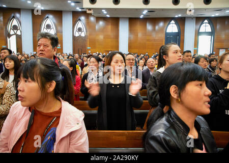 Cina Hangzhou Chong Yi codolo chiesa è membro di tre protestanti chiesa di auto una delle più grandi chiese cinesi membri 7000 12-11-2017 jaco klamer Foto Stock