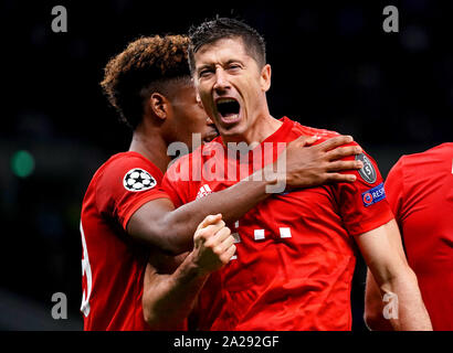 Il Bayern Monaco di Robert Lewandowski (destra) punteggio celebra il suo lato il secondo obiettivo del gioco con i suoi compagni di squadra durante la UEFA Champions League a Tottenham Hotspur Stadium, Londra. Foto Stock