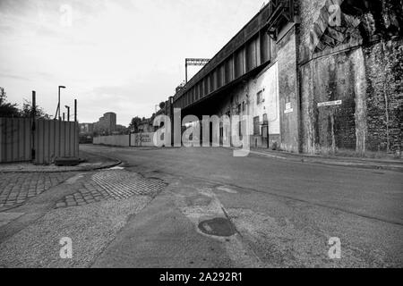 Chapelfield Road e la temperanza Street, vicino alla stazione ferroviaria di Piccadilly archi, preso da River Street, Ardwick, Manchester, Regno Unito Foto Stock