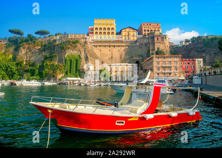 Vista della baia e il porto principale di Sorrento. Costa di Amalfi, Campania, Italia Foto Stock