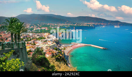 Vista panoramica della baia e la città di Sorrento. Costa di Amalfi, Campania, Italia Foto Stock