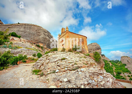 Paesaggio con cappella Sant Joan nelle montagne del monastero di Montserrat. La Catalogna, Spagna Foto Stock