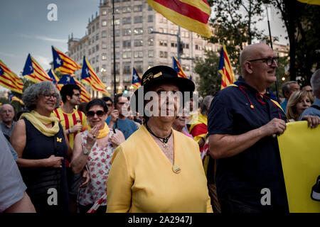 Migliaia i catalani hanno marciato in Barcellona coincidente con il secondo anniversario del referendum di indipendenza che è stato vietato e represso dal governo spagnolo. Foto Stock