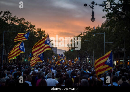 Migliaia i catalani hanno marciato in Barcellona coincidente con il secondo anniversario del referendum di indipendenza che è stato vietato e represso dal governo spagnolo. Foto Stock