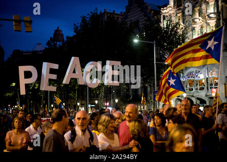 Migliaia i catalani hanno marciato in Barcellona coincidente con il secondo anniversario del referendum di indipendenza che è stato vietato e represso dal governo spagnolo. Foto Stock