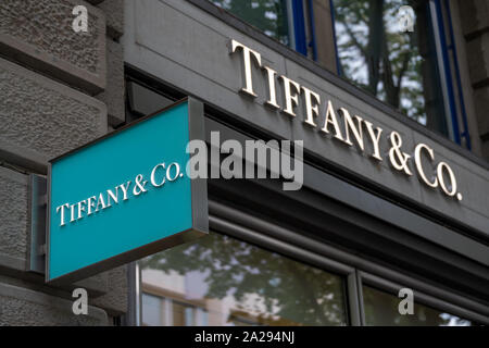 Zurigo, Svizzera - Luglio 19, 2018: Tiffany logo aziendale al marchio facciata del negozio Foto Stock