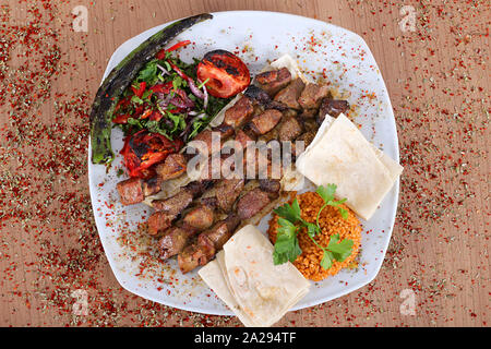 Fresco e fegato alla brace con pepe macinato sul momento Foto Stock