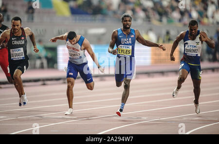 Doha in Qatar. 01 ott 2019. Atletica, Campionati del Mondo di atletica leggera IAAF, Campionati del Mondo, Khalifa International Stadium, 200m uomini finale finale finale: Noè Lyles (secondo da destra) DAGLI STATI UNITI D'AMERICA dovrà attraversare la linea del traguardo al fianco (l-r) Andre de Grasse, Canada, Adam Gemili, Inghilterra, e Alex Quinonez, Ecuador. Credito: Michael Kappeler/dpa/Alamy Live News Foto Stock