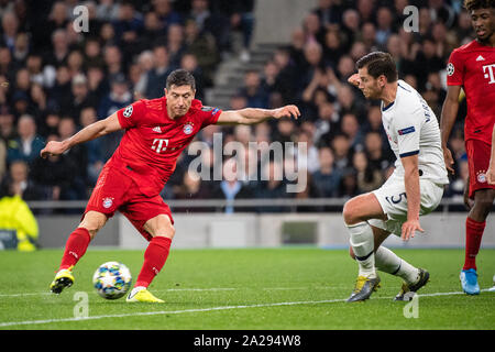 Londra, Regno Unito. 01 ott 2019. Calcio: Champions League Tottenham Hotspur - FC Bayern Monaco, fase di gruppo, gruppo B, seconda giornata a Tottenham Hotspur Stadium. Robert Lewandowski da FC Bayern Monaco di Baviera (l) ai punteggi di 2:1. Sulla destra, Jan Vertonghen dal Tottenham non può più difendere la palla. Credito: Matthias esitano di fronte/dpa/Alamy Live News Foto Stock