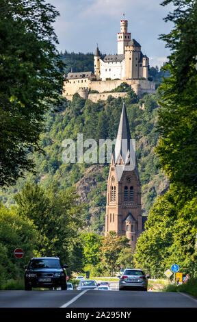 Il Marksburg Castello, vicino a Braubach, nel Rheingau, nel patrimonio mondiale dell UNESCO Valle del Reno superiore e centrale, St. Lambertus chiesa in SpayGermany Foto Stock