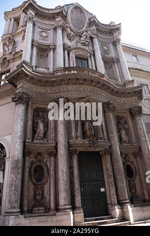 Enorme magnifico facia curvo di statue, gli intricati disegni e pilastri raffiguranti scene romane su vasta scala. Foto Stock