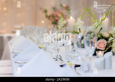 Tabella impostata per un matrimonio o un altro evento di cavare la cena Foto Stock