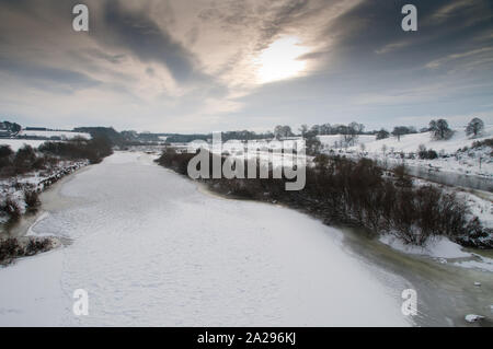 Il fiume Tweed congelati oltre la ricerca di fiume dalla Ladykirk e Ponte Norham Foto Stock