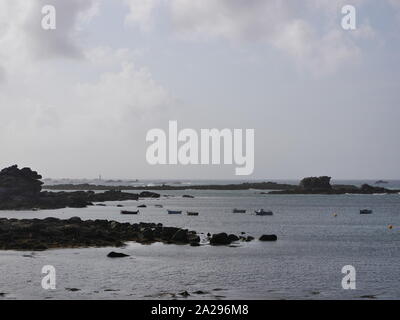 Paysage marin du Finistère , Bretagne , paysage du Littoral , bateaux derrière garés d'énormes rochers , plage de galets Foto Stock