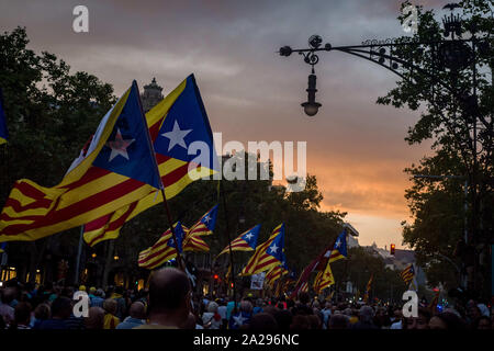 Barcellona, in Catalogna, Spagna. 1 Ott 2019. Migliaia i catalani hanno marciato in Barcellona coincidente con il secondo anniversario del referendum di indipendenza che è stato vietato e represso dal governo spagnolo. Credito: Jordi Boixareu/ZUMA filo/Alamy Live News Foto Stock