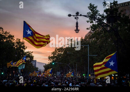 Barcellona, in Catalogna, Spagna. 1 Ott 2019. Migliaia i catalani hanno marciato in Barcellona coincidente con il secondo anniversario del referendum di indipendenza che è stato vietato e represso dal governo spagnolo. Credito: Jordi Boixareu/ZUMA filo/Alamy Live News Foto Stock