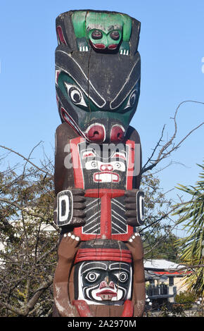 Dettaglio del Kwakiutl Bear Pole che commemora l'Unione di Vancouver Island e la terraferma nel 1866 per formare la British Columbia. Belleville Street, Vict Foto Stock