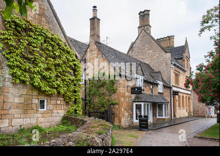 BROADWAY, Inghilterra - MAGGIO, 27 2018: graziosi cottage con piante rampicanti nel villaggio di Broadway, nella contea inglese del Worcestershire, Cotswolds, Foto Stock