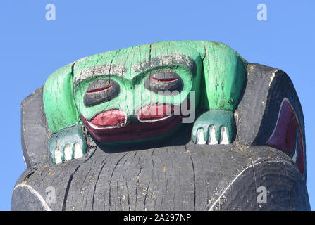 Dettaglio del Kwakiutl Bear Pole che commemora l'Unione di Vancouver Island e la terraferma nel 1866 per formare la British Columbia. Belleville Street, Vict Foto Stock