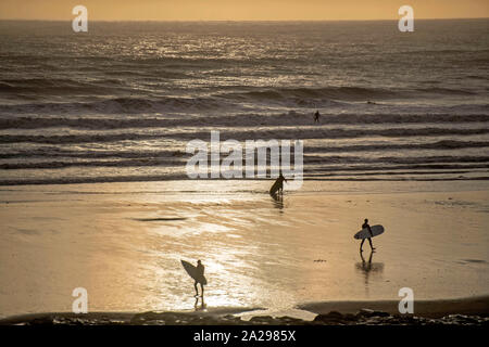 Porthcawl, South Wales, Regno Unito. 1 Ottobre 2019 - Porthcawl - REGNO UNITO : i surfisti a riposo Bay in Porthcawl questa sera quando il sole inizia a tuffo nel cielo. Credito: Phil Rees/Alamy Live News Foto Stock