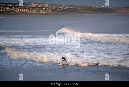 Porthcawl, South Wales, Regno Unito. 1 Ottobre 2019 - Porthcawl - REGNO UNITO : Surfers rendendo la maggior parte delle onde a Sandy Bay in Porthcawl questa sera durante una pausa nel tempo umido. Credito: Phil Rees/Alamy Live News Foto Stock