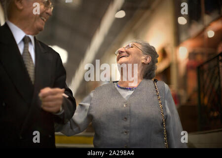 Una coppia di anziani passeggiate mano nella mano. Foto Stock