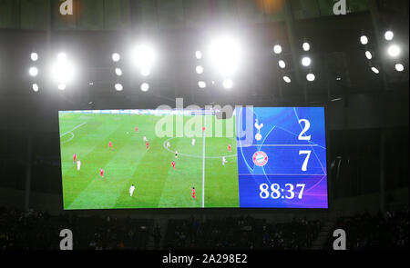 Una vista generale del quadro di valutazione dopo il fischio finale, lettura 2-7 al Bayern Monaco di Baviera durante la UEFA Champions League a Tottenham Hotspur Stadium, Londra. Foto Stock