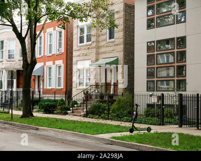 Gentrification lungo Walton Street. Oriente Humboldt Park quartiere, Chicago, Illinois. Foto Stock