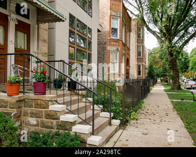 Gentrification lungo Walton Street. Oriente Humboldt Park quartiere, Chicago, Illinois. Foto Stock