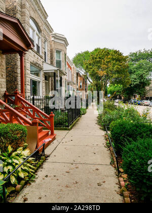 Gentrification lungo Walton Street. Oriente Humboldt Park quartiere, Chicago, Illinois. Foto Stock