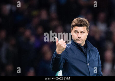 Londra, Regno Unito. 01 ott 2019. Calcio: Champions League Tottenham Hotspur - FC Bayern Monaco, fase di gruppo, gruppo B, seconda giornata a Tottenham Hotspur Stadium. Mauricio Pochettino di Tottenham gesticulating sugli spalti. Credito: Matthias esitano di fronte/dpa/Alamy Live News Foto Stock