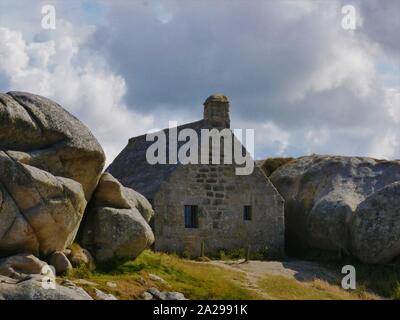 La Maison des douaniers de meneham kerlouan ,bretagne , maison bretonne derrière les Géants comporta rochers en granit Foto Stock