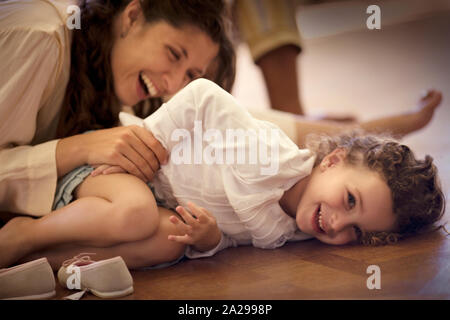Vista della madre a giocare con la sua figlia. Foto Stock