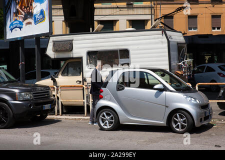 Auto parcheggiata di fronte La Sapienza Facoltà di Psicologia in Roma Foto Stock