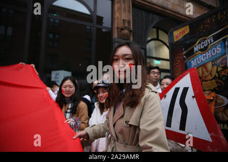 Manchester, Regno Unito. 1 Ottobre, 2019. Popoli cinese celebra la Giornata Nazionale della Repubblica popolare di Cina con un contatore chiamate di protesta per la libertà per Hong kong, Manchester, Lancashire, Regno Unito. Credito: Barbara Cook/Alamy Live News Foto Stock