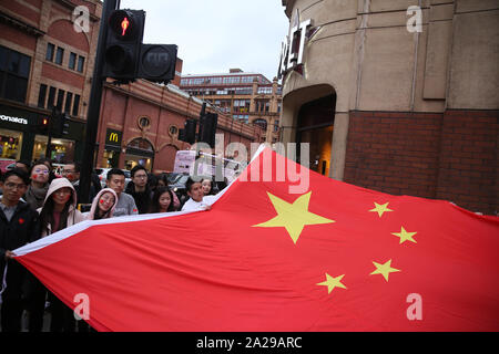 Manchester, Regno Unito. 1 Ottobre, 2019. Popoli cinese celebra la Giornata Nazionale della Repubblica popolare di Cina con un contatore chiamate di protesta per la libertà per Hong kong, Manchester, Lancashire, Regno Unito. Credito: Barbara Cook/Alamy Live News Foto Stock