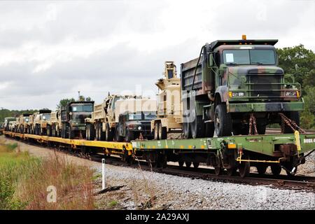 Veicoli e attrezzature militari appartenenti alla 829th Engineer azienda vengono caricati su vagoni sett. 27, 2019, a Fort McCoy, Wis. attrezzature è stata spedita per una distribuzione di oltremare più avanti nel corso dell'anno. La rampa di carico e i relativi lavori è stato completato dal 829th e i dipendenti con il Fort McCoy disponibilità logistica Centro Divisione Trasporto. (U.S. Foto dell'esercito da Scott T. Sturkol, Ufficio per gli affari pubblici, Fort McCoy, Wis.) Foto Stock