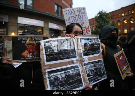 Manchester, Regno Unito. 1 Ottobre, 2019. Popoli cinese celebra la Giornata Nazionale della Repubblica popolare di Cina con un contatore chiamate di protesta per la libertà per Hong kong, Manchester, Lancashire, Regno Unito. Credito: Barbara Cook/Alamy Live News Foto Stock