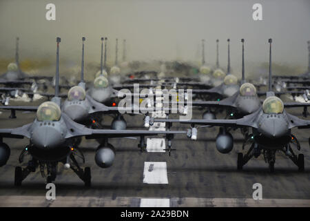 Stati Uniti Air Force 52nd Fighter Wing F-16 Fighting Falcon linea fino in formazione sulla pista per una mostra di forze display a Spangdahlem Air Base, Germania, 1 ottobre, 2019. La cinquantaduesima FW presenta una soppressione delle difese aeree nemiche missione e deve essere in grado di rispondere ai nuovi concorrenti. (U.S. Air Force photo by Staff Sgt. Joshua R. M. Dewberry) Foto Stock