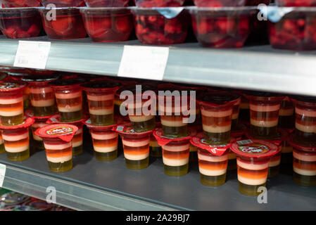 Minsk, Bielorussia - 27 Settembre 2019: supermercato con varie gelatine per qualsiasi scopo. Foto Stock