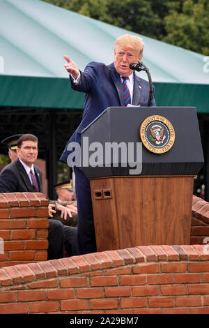 Una delle forze armate nella cerimonia di benvenuto in onore del Presidente del Comune di capi di Stato Maggiore degli Stati Uniti Esercito gen. Mark A. Milley è tenuto a base comune Myer-Henderson Hall, Arlington, Virginia, Sett. 30, 2019. La cerimonia è stata ospitata dal presidente Trump e incluso commento dal vice presidente Michael Pence e Segretario della Difesa Mark T. Esper. (U.S. Esercito foto di Sgt. James Harvey) Foto Stock