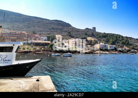 La Azohia, Cartagena, Murcia, Spagna - 1 Ottobre 2019: bellissima spiaggia con barche , scogliere e montagne in La Azohia village a Cartagena, Murcia, Spa Foto Stock