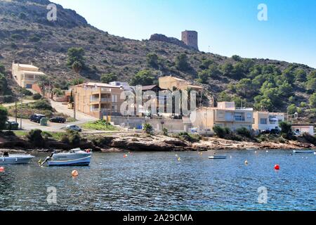 La Azohia, Cartagena, Murcia, Spagna - 1 Ottobre 2019: bellissima spiaggia con barche , scogliere e montagne in La Azohia village a Cartagena, Murcia, Spa Foto Stock