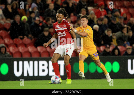 MIDDLESBROUGH, Inghilterra. 1 OTTOBRE Ryan Shotton di Middlesbrough in azione con Josh Harrop durante il cielo di scommessa match del campionato tra Middlesbrough e Preston North End al Riverside Stadium, Middlesbrough martedì 1 ottobre 2019. (Credit: Mark Fletcher | MI News ) la fotografia può essere utilizzata solo per il giornale e/o rivista scopi editoriali, è richiesta una licenza per uso commerciale Credito: MI News & Sport /Alamy Live News Foto Stock