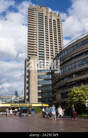 London, Regno Unito - Agosto 2019: il centro Barbican esterno brutalist architecture. Il Barbican Centre è un performing arts center di Barbican Station Wagon Foto Stock